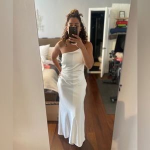 This dress was a size 12 and tailored for size 4/6 and cut for flats or sneakers